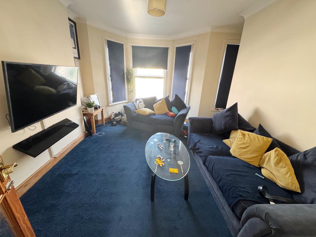 Lot: 89 - FREEHOLD PROPERTY DIVIDED INTO TWO TWO-BEDROOM MAISONETTES - Upper Maisonette - Living room